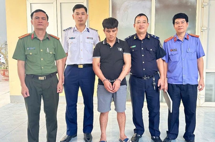 Lực lượng chức năng Hà Tĩnh bắt giữ đối tượng Nguyễn Ngọc Truyền (trú ở Nghi Xuân) về hành vi mua bán và tàng trữ ma túy ngày 9/6. Lực lượng chức năng Hà Tĩnh bắt giữ đối tượng Nguyễn Ngọc Truyền (trú ở Nghi Xuân) về hành vi mua bán và tàng trữ ma túy ngày 9/6.