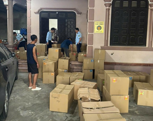 Phát hiện xe tải vận chuyển hơn 200 kg bánh dành cho trẻ em không rõ nguồn gốc