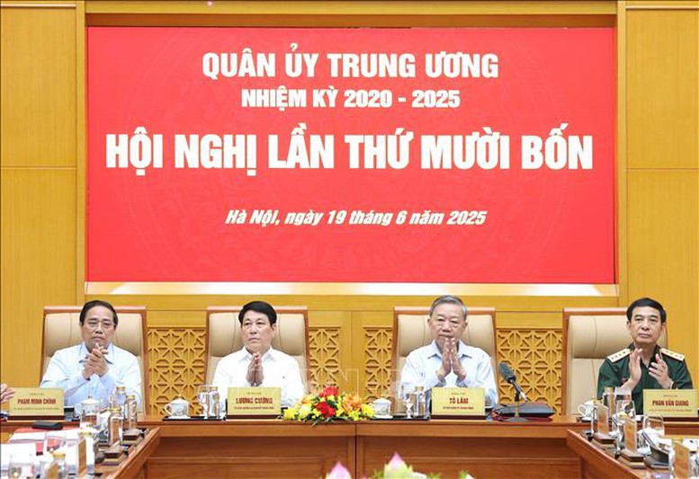 Tổng Bí thư Tô Lâm, Chủ tịch nước Lương Cường, Thủ tướng Phạm Minh Chính và Bộ trưởng Bộ Quốc phòng Phan Văn Giang dự hội nghị - Ảnh: TTXVN Tổng Bí thư Tô Lâm, Chủ tịch nước Lương Cường, Thủ tướng Phạm Minh Chính và Bộ trưởng Bộ Quốc phòng Phan Văn Giang dự hội nghị - Ảnh: TTXVN
