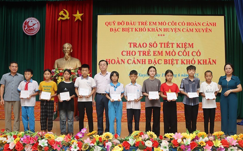 Cẩm Xuyên trao 32 sổ tiết kiệm trị giá 1,46 tỷ đồng cho trẻ mồ côi