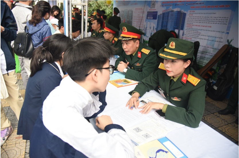 Một hình ảnh về ngày hội tư vấn tuyển sinh quân sự. Ảnh: tcu.edu.vn