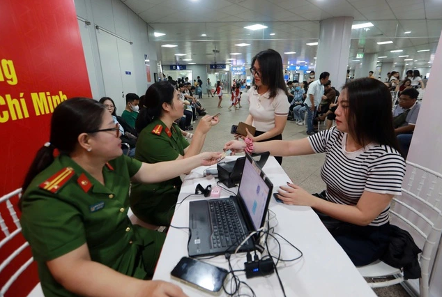 Công an TP. Hồ Chí Minh tiến hành thu hồi và cấp mới con dấu cho các cơ quan, đơn vị sau sáp nhập