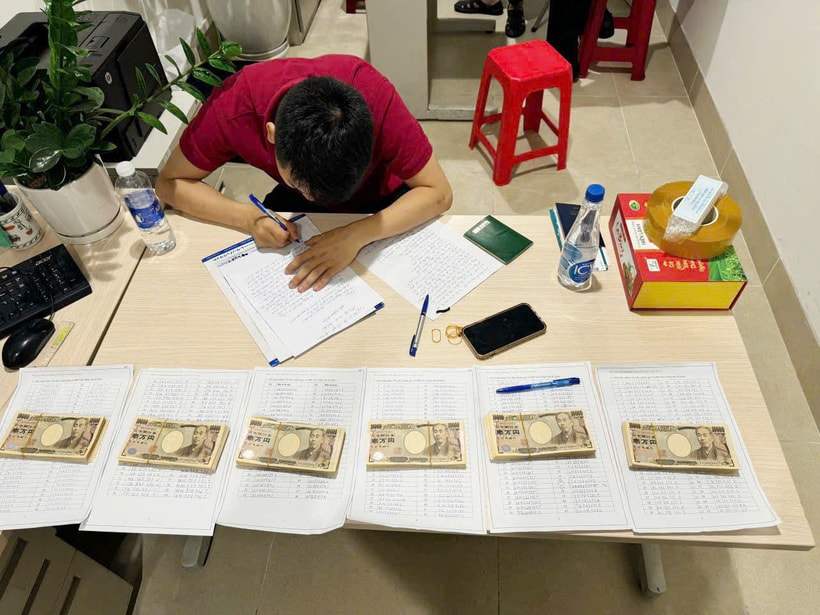 Số ngoại tệ được lực lượng chức năng thu giữ. Ảnh: Cục Hải quan