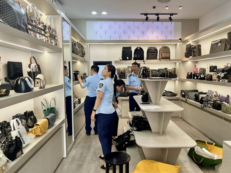 Lực lượng QLTT kiểm tra các cửa hàng kinh doanh thời trang giả trên các tuyến phố du lịch ở TP.Đà Nẵng.