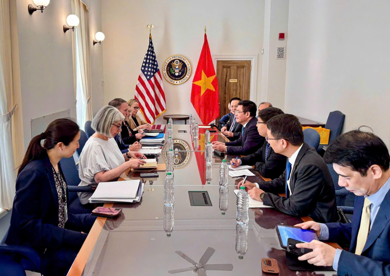 Bộ trưởng Bộ Công Thương Nguyễn Hồng Diên trao đổi trực tiếp với Bộ trưởng Thương mại Howard Lutnick để làm rõ hơn các nội dung trao đổi ở phiên toàn thể.