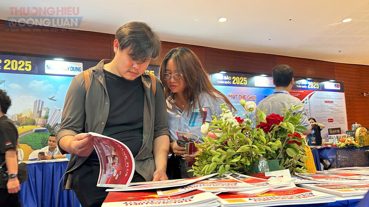 Nhiều bạn trẻ cùng hào hứng đọc các bài viết của Tạp chí Thương hiệu và Công luận