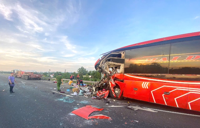 Tai nạn giao thông nghiêm trọng trên tuyến cao tốc Đà Nẵng - Quảng Ngãi 2 người chết, 16 người bị thương