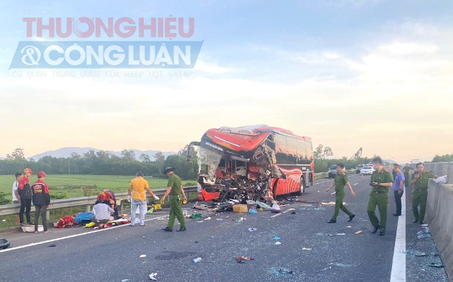 Tai nạn giao thông nghiêm trọng trên tuyến cao tốc Đà Nẵng - Quảng Ngãi 2 người chết, 16 người bị thương Tai nạn giao thông nghiêm trọng trên tuyến cao tốc Đà Nẵng - Quảng Ngãi 2 người chết, 16 người bị thương