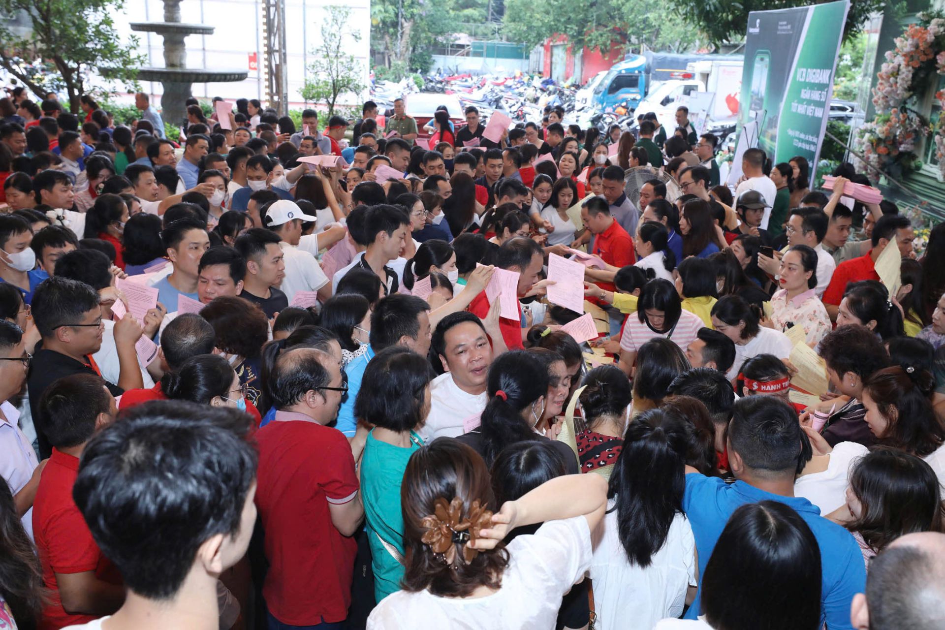 Đông đảo các tình nguyện viên đăng kí tham gia hiến máu tình nguyện tại Chương trình Hành trình đỏ năm 2025 Đông đảo các tình nguyện viên đăng kí tham gia hiến máu tình nguyện tại Chương trình Hành trình đỏ năm 2025