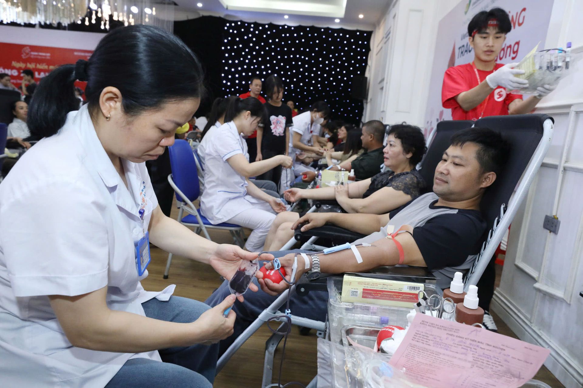 Các tình nguyện viên tham gia hiến máu tình nguyện tại chương trình Các tình nguyện viên tham gia hiến máu tình nguyện tại chương trình