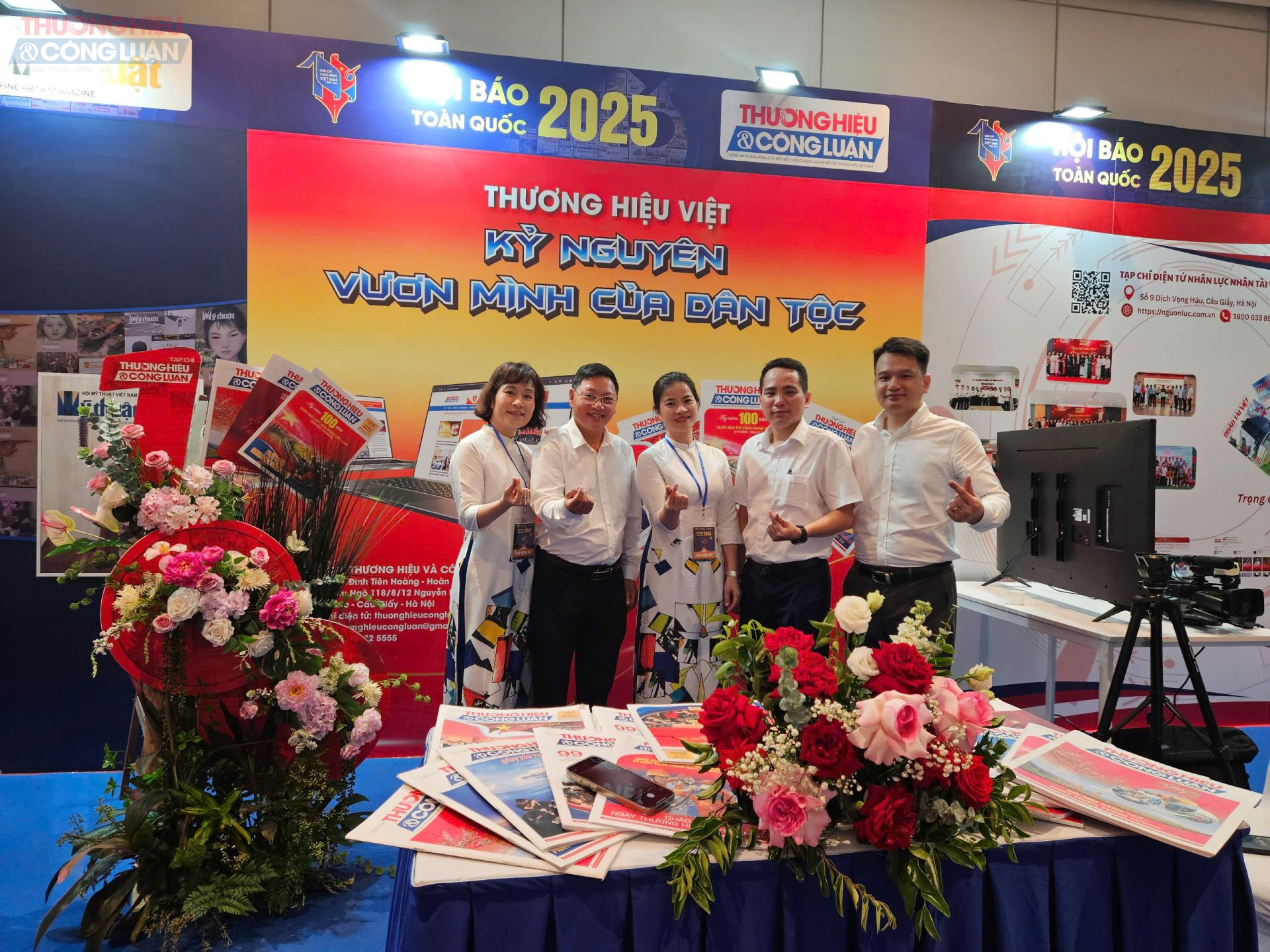 Các cán bộ, phóng viên Tạp chí Thương hiệu và Công luận tại gian hàng Hội Báo toàn quốc 2025