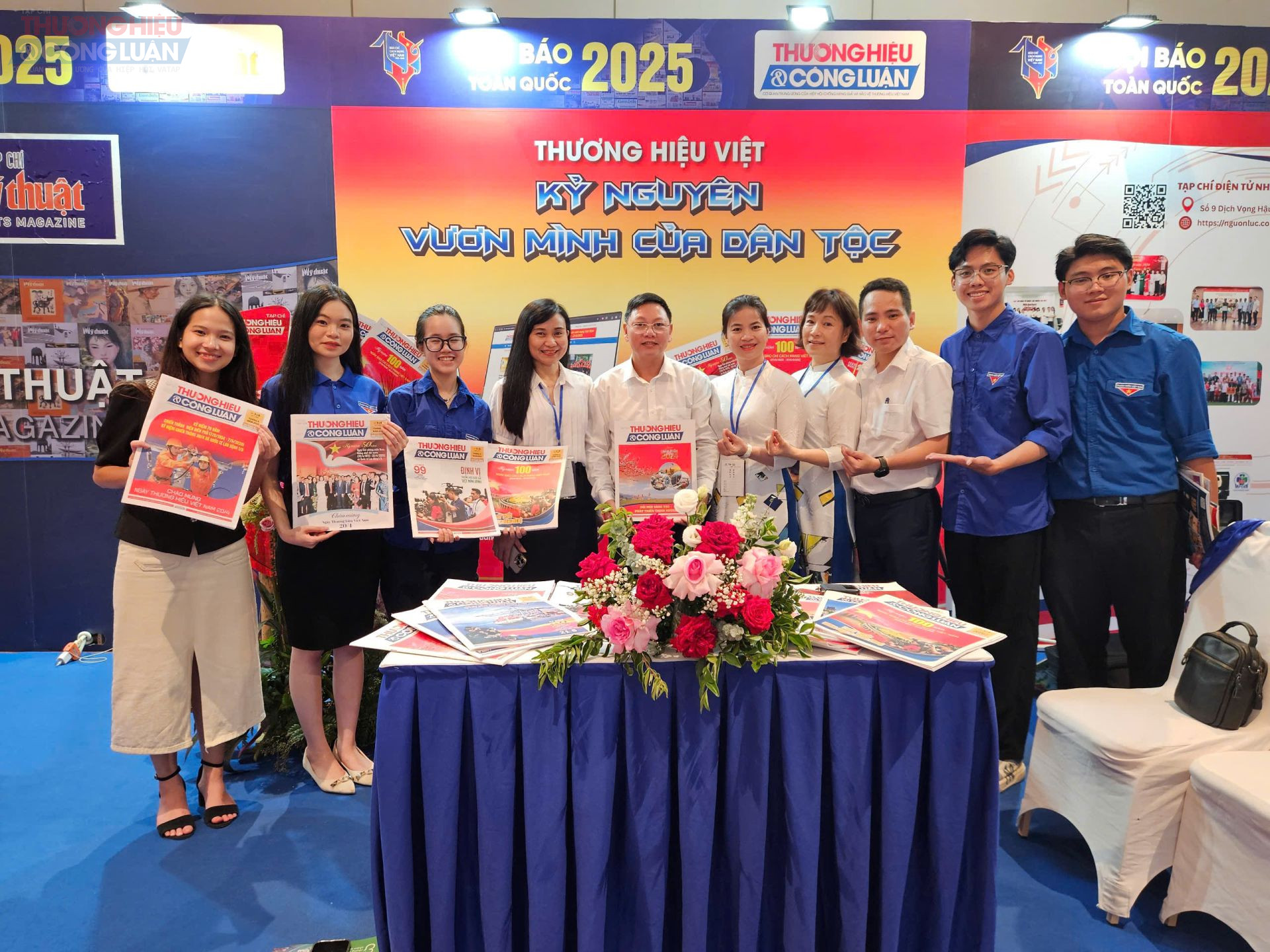 Cô và trò Học viện Báo chí và Tuyên truyền quan tâm đến gian hàng của Tạp chí