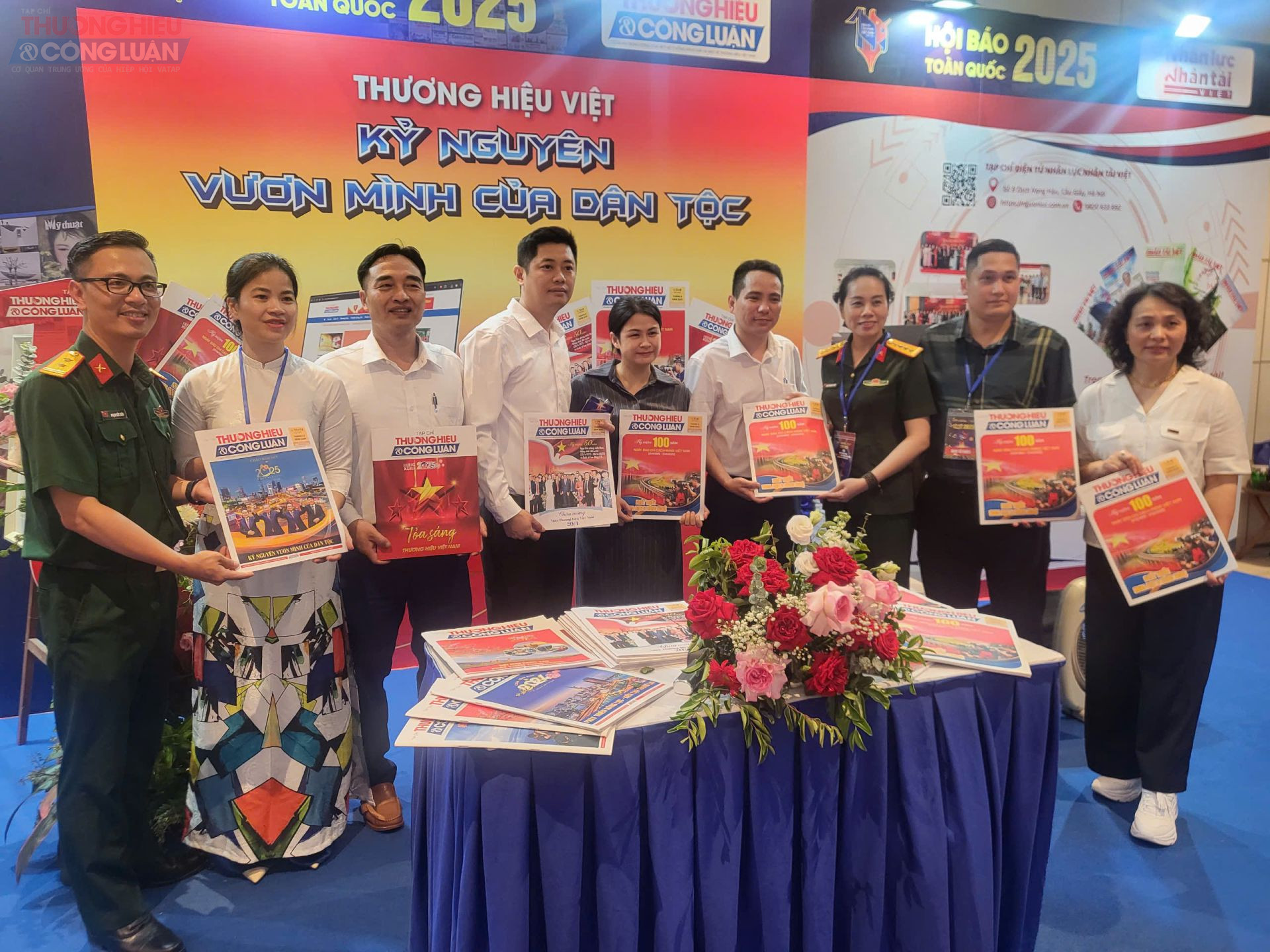 Rất nhiều đồng nghiệp, bạn bè đến tham quan và chia sẻ tại gian hàng của Tạp chí