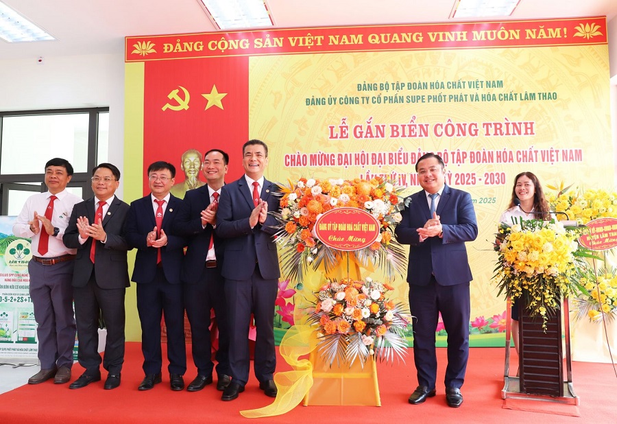Bí thư Đảng ủy Tập đoàn Hóa chất Việt Nam Phùng Quang Hiệp tặng hoa chúc mừng Công ty Bí thư Đảng ủy Tập đoàn Hóa chất Việt Nam Phùng Quang Hiệp tặng hoa chúc mừng Công ty