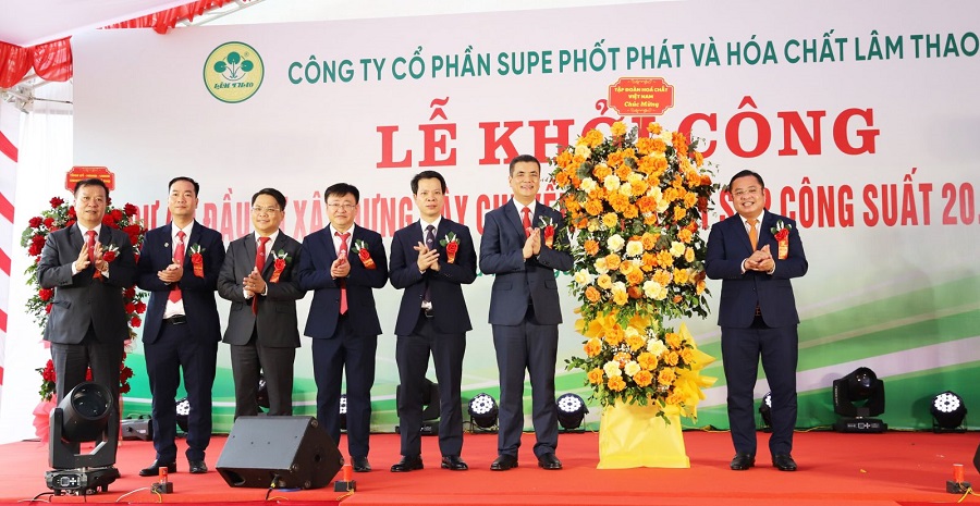 Ủy viên Ban Chấp hành Đảng bộ Chính phủ, Bí thư Đảng ủy, Chủ tịch Hội đồng thành viên Tập đoàn Hóa chất Việt Nam Phùng Quang Hiệp, tặng hoa chúc mừng Công ty Ủy viên Ban Chấp hành Đảng bộ Chính phủ, Bí thư Đảng ủy, Chủ tịch Hội đồng thành viên Tập đoàn Hóa chất Việt Nam Phùng Quang Hiệp, tặng hoa chúc mừng Công ty