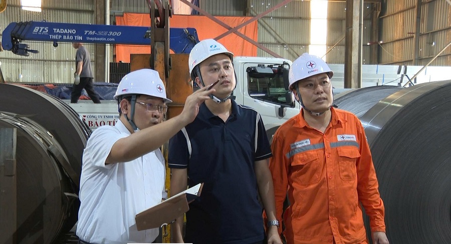 Anh Nguyễn Trọng Quyền (áo xanh than) - Phó Giám đốc nhà máy, Công ty TNHH Công nghiệp Chính Đại Anh Nguyễn Trọng Quyền (áo xanh than) - Phó Giám đốc nhà máy, Công ty TNHH Công nghiệp Chính Đại