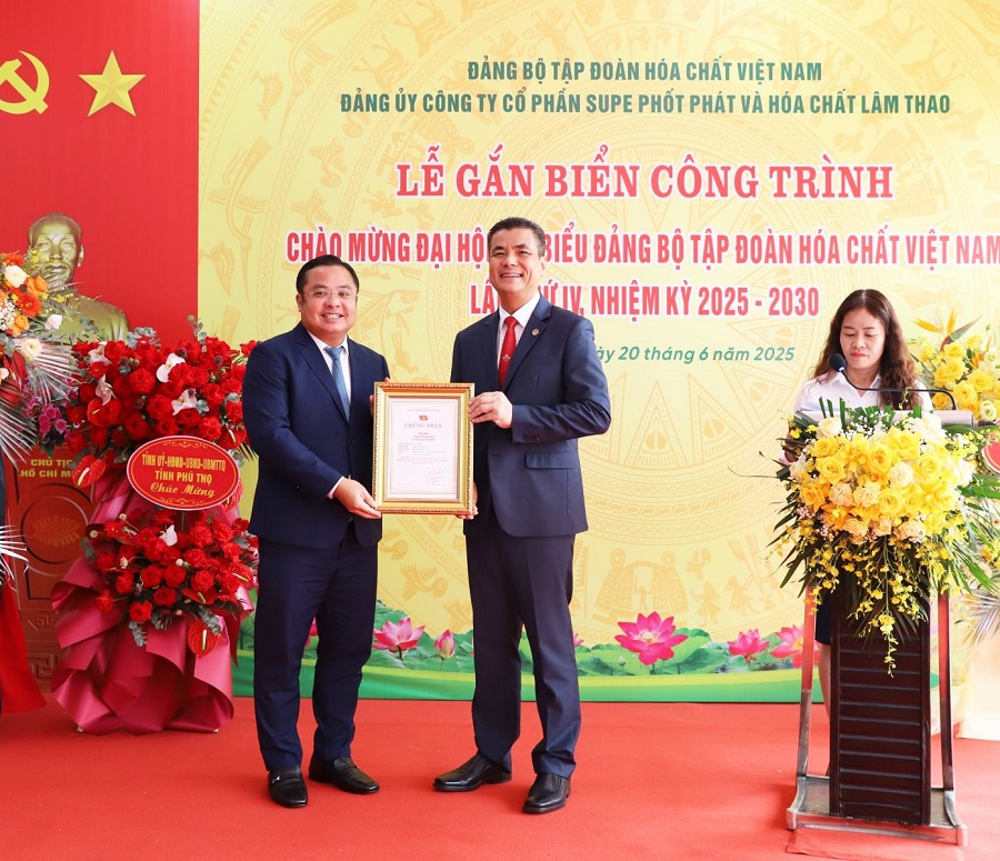 Bí thư Đảng ủy Tập đoàn HCVN Phùng Quang Hiệp trao chứng nhận công trình gắn biển “Trung tâm bán hàng và giới thiệu sản phẩm” của Công ty Bí thư Đảng ủy Tập đoàn HCVN Phùng Quang Hiệp trao chứng nhận công trình gắn biển “Trung tâm bán hàng và giới thiệu sản phẩm” của Công ty