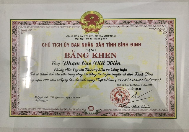 Bằng khen của Chủ tịch UBND tỉnh Bình Định tặng phóng viên Tạp chí Thương Hiệu và Công Luận. Ảnh: VH Bằng khen của Chủ tịch UBND tỉnh Bình Định tặng phóng viên Tạp chí Thương Hiệu và Công Luận. Ảnh: VH