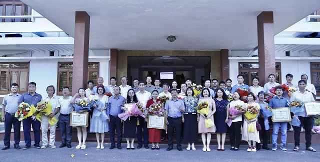 Lãnh đạo UBND tỉnh Bình Định chụp ảnh lưu niệm cùng phóng viên, biên tập viên các cơ quan truyền thông, báo chí sau Lễ trao tặng bằng khen. Ảnh: HP Lãnh đạo UBND tỉnh Bình Định chụp ảnh lưu niệm cùng phóng viên, biên tập viên các cơ quan truyền thông, báo chí sau Lễ trao tặng bằng khen. Ảnh: HP