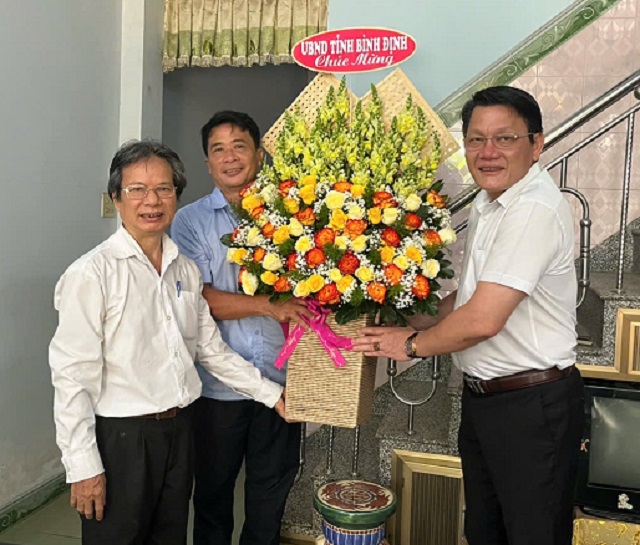 Thừa uỷ nhiệm của Chủ tịch UBND tỉnh Bình Định, ông Bùi Trung Hiếu, Phó Giám đốc Sở VH-TT&DL Bình Định (bìa phải) đến thăm và chúc mừng PV thường trú Thương hiệu và Công luận tại Bình Định. Ảnh: VH