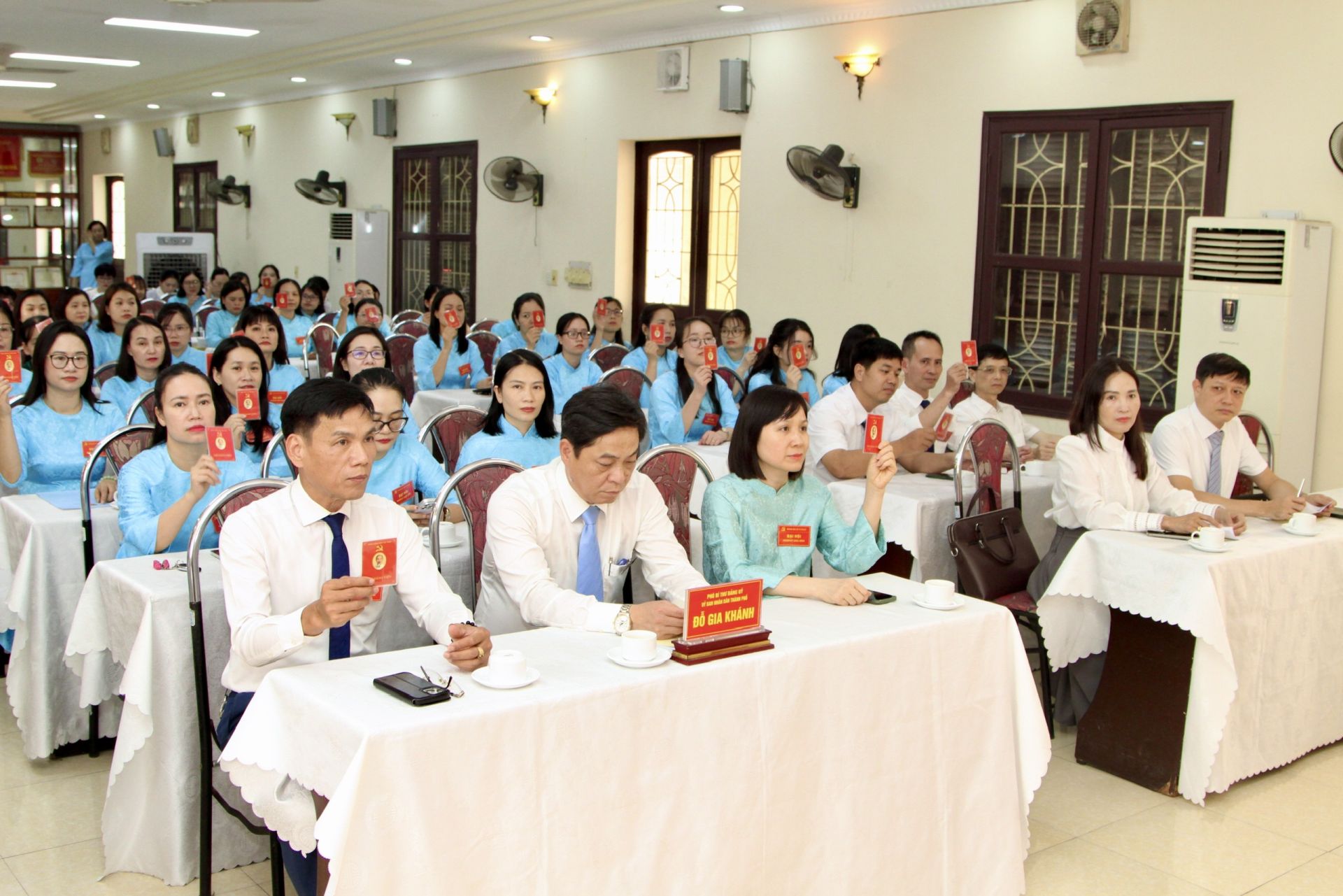 Đại biểu biểu quyết tại Đại hội. Đại biểu biểu quyết tại Đại hội.