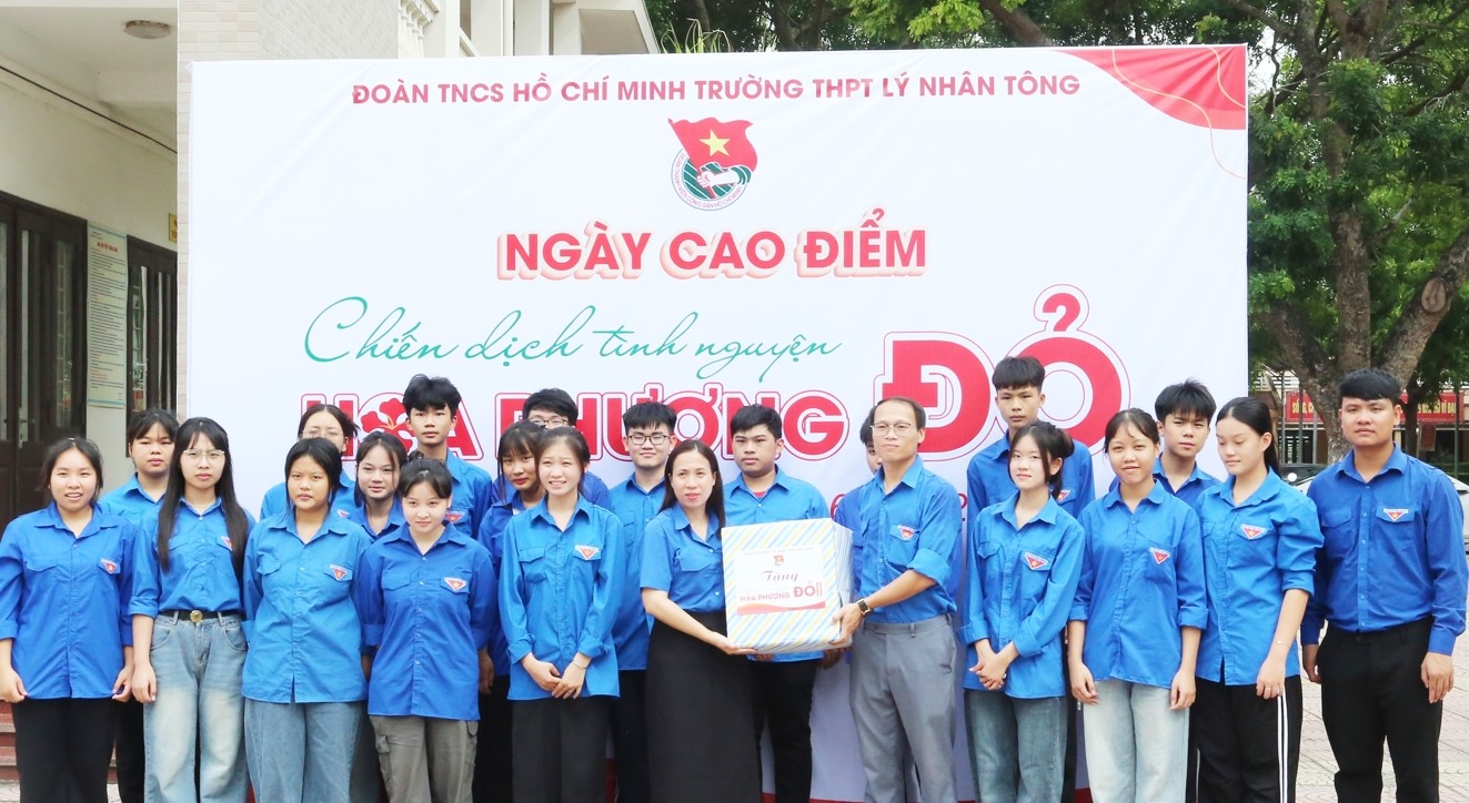 Đại diện Tỉnh Đoàn tặng quà đội hình tình nguyện “Hoa phượng đỏ” THPT Lý Nhân Tông (thành phố Bắc Ninh).