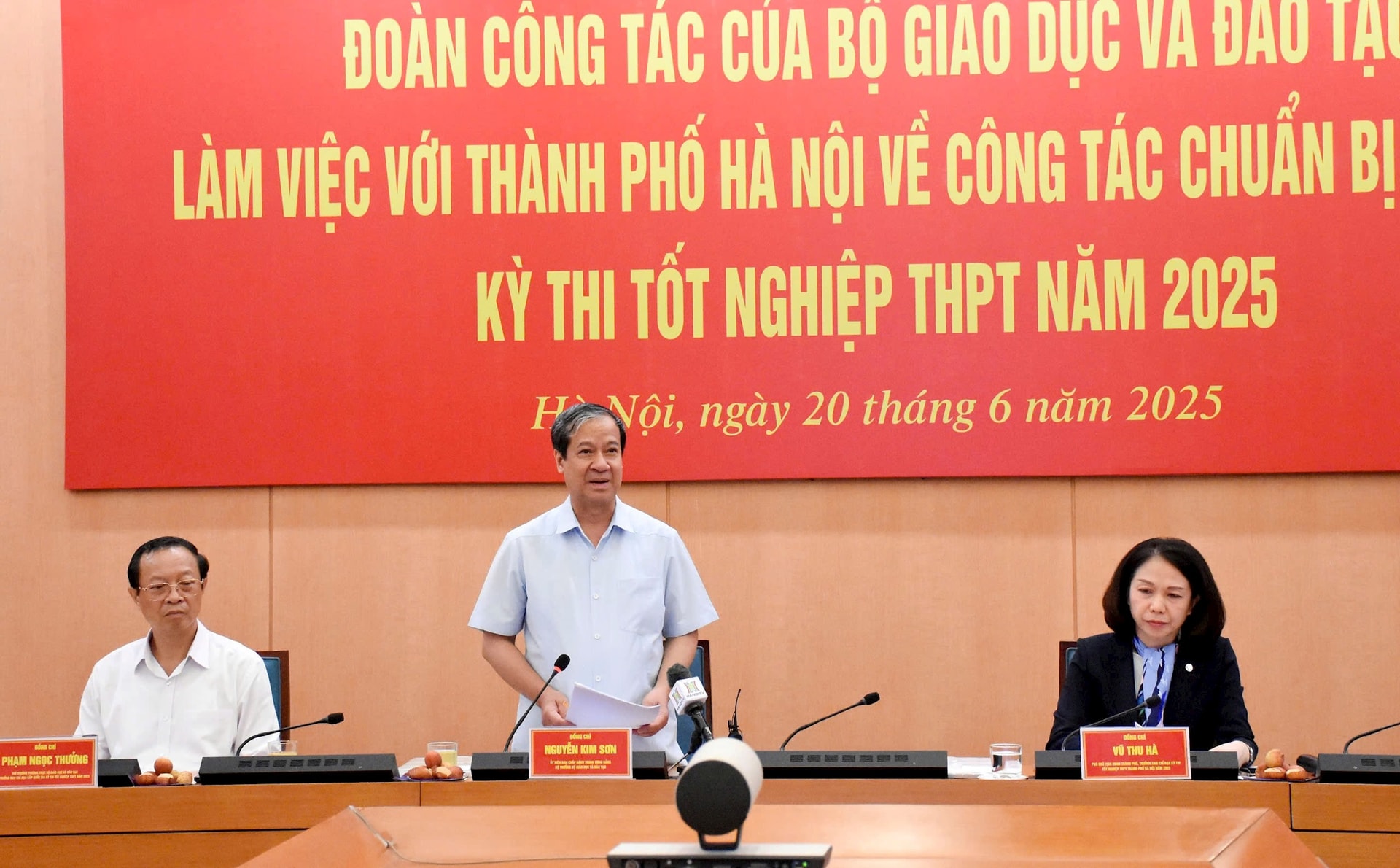 Bộ trưởng Bộ Giáo dục và Đâò tạo Nguyễn Kim Sơn đánh giá Hà Nội có nhiều sáng kiến hỗ trợ thí sinh. Ảnh: Lê Nguyễn Bộ trưởng Bộ Giáo dục và Đâò tạo Nguyễn Kim Sơn đánh giá Hà Nội có nhiều sáng kiến hỗ trợ thí sinh. Ảnh: Lê Nguyễn