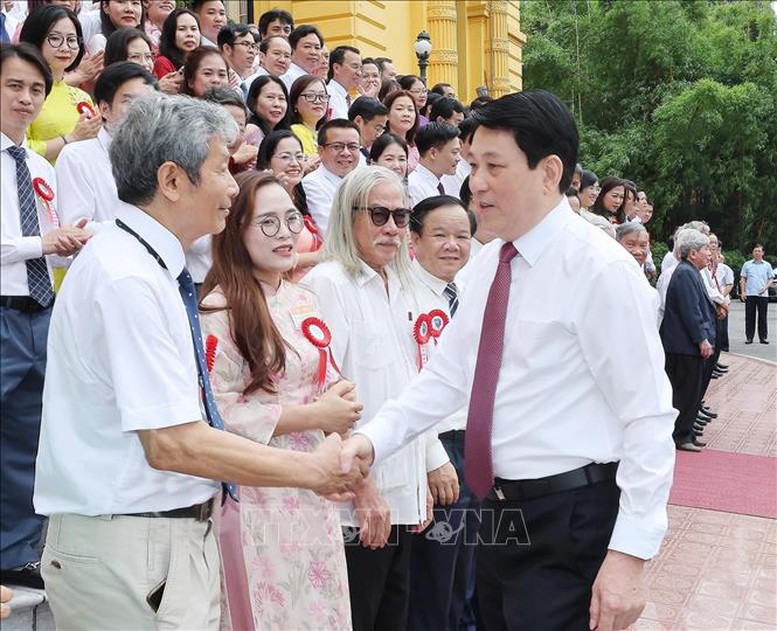 Chủ tịch nước Lương Cường gặp mặt tuyên dương người làm báo tiêu biểu toàn quốc - Ảnh: TTXVN Chủ tịch nước Lương Cường gặp mặt tuyên dương người làm báo tiêu biểu toàn quốc - Ảnh: TTXVN