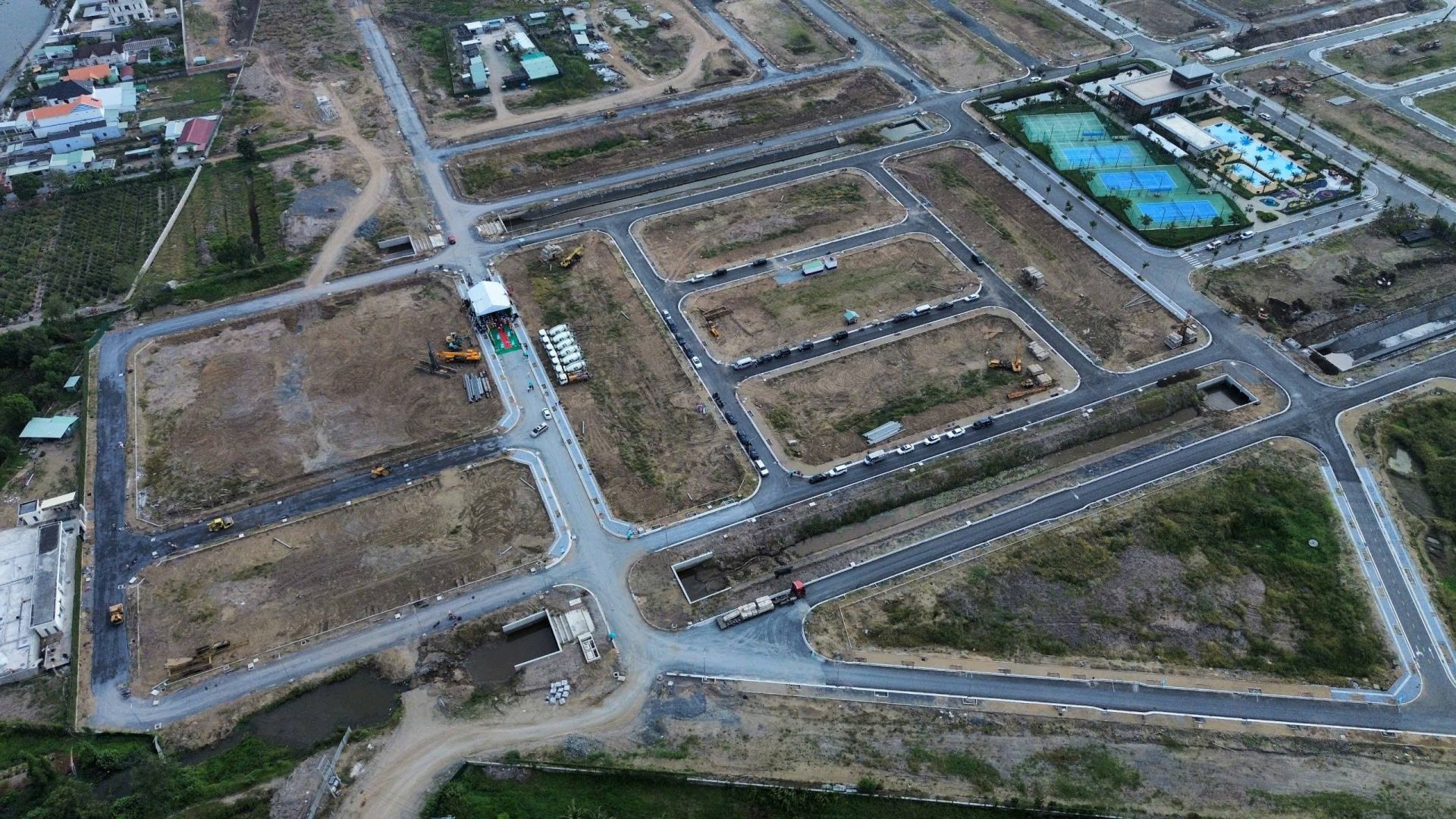Tỉnh Long An đã triển khai chấp thuận chủ trương đầu tư 28 dự án với quy mô 225,34 ha tương ứng với 44.433 căn và dự kiến hoàn thành giai đoạn 2025 - 2030. Tỉnh Long An đã triển khai chấp thuận chủ trương đầu tư 28 dự án với quy mô 225,34 ha tương ứng với 44.433 căn và dự kiến hoàn thành giai đoạn 2025 - 2030.