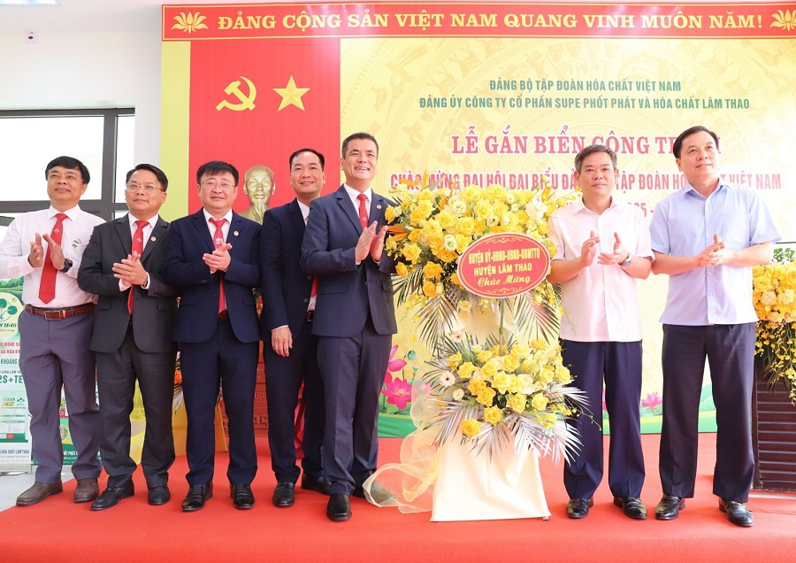 Lãnh đạo huyện Lâm Thao tặng hoa chúc mừng Công ty Lãnh đạo huyện Lâm Thao tặng hoa chúc mừng Công ty