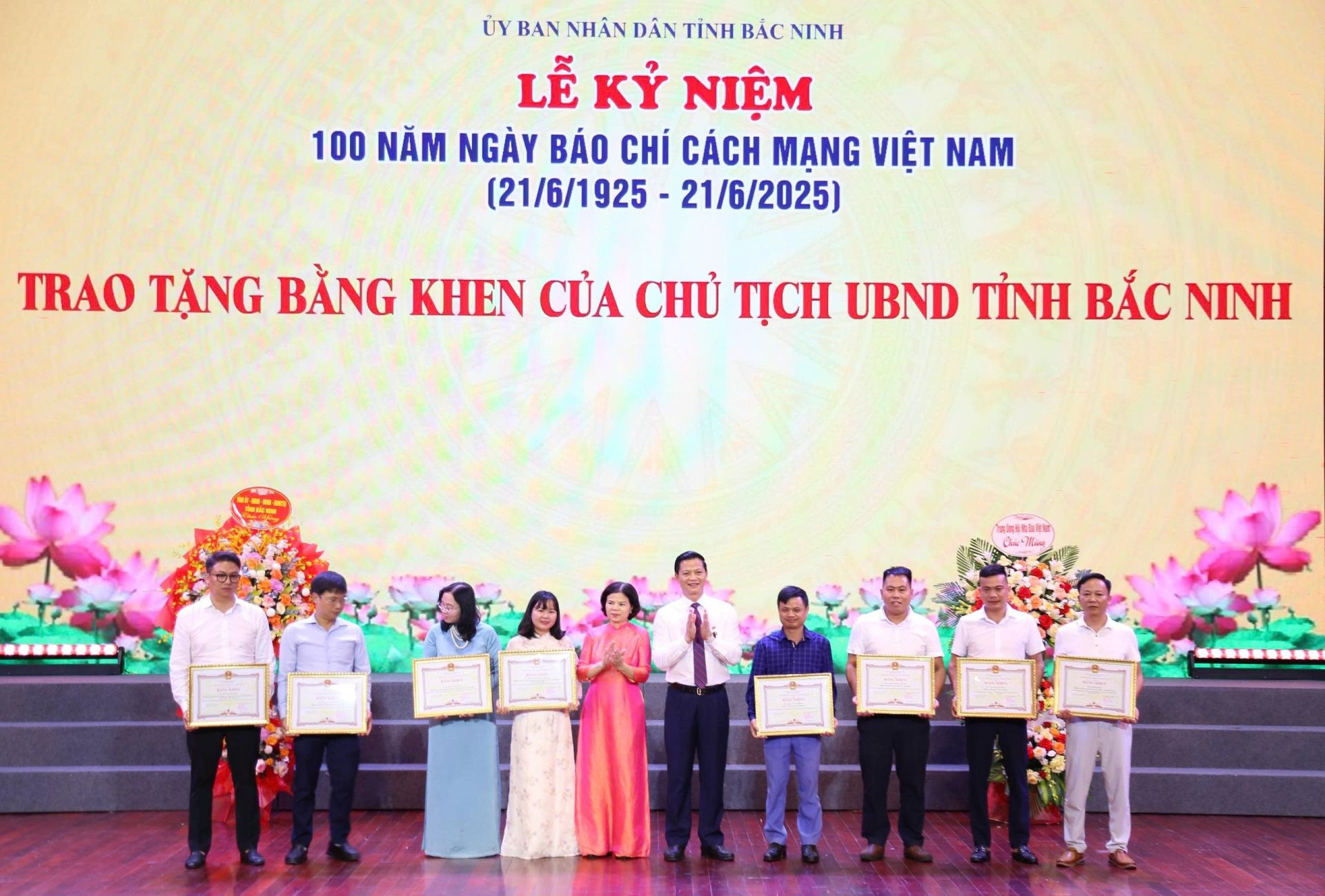 Lãnh đạo tỉnh Bắc Ninh trao tặng Bằng khen cho các cá nhân có thành tích xuất sắc trong hoạt động báo chí, thông tin truyên truyền, trong đó có phóng viên thường trú của Tạp chí Thương hiệu và Công luận tại Bắc Ninh