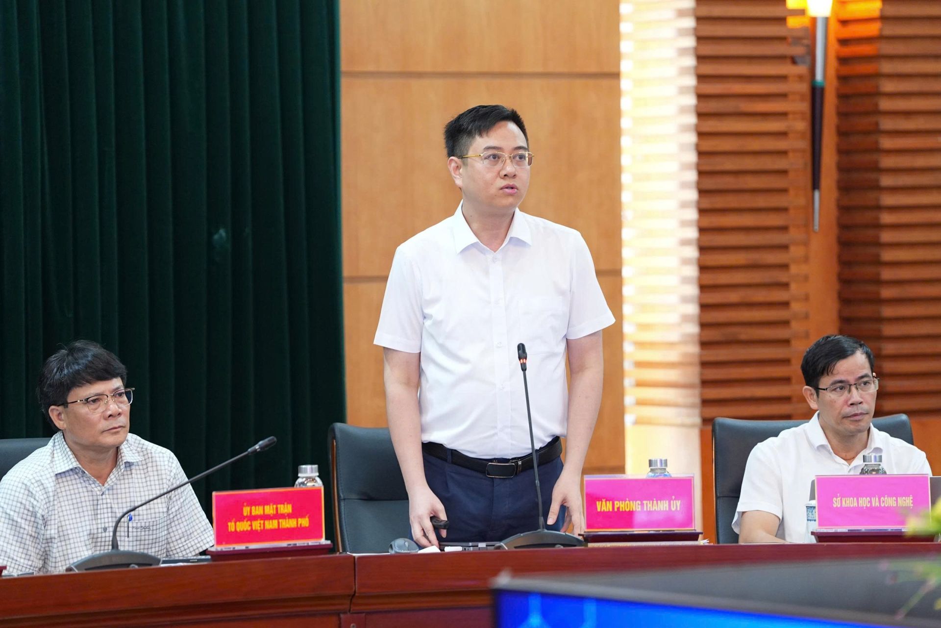 Phó Chánh Văn phòng Thành uỷ Nguyễn Mạnh Thắng hướng dẫn tại Hội nghị.