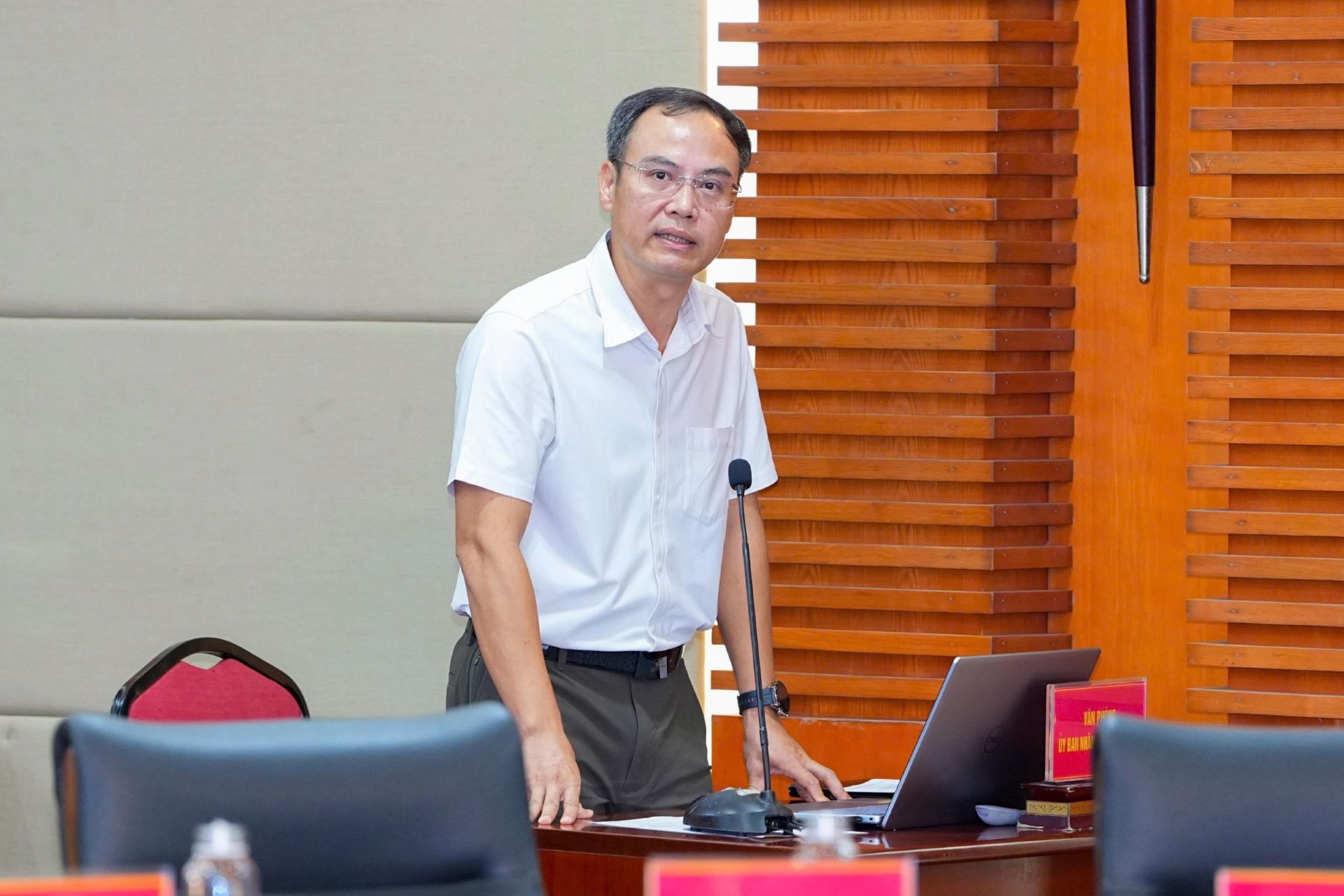 Giám đốc Cổng Thông tin điện tử thành phố Phạm Văn Hùng hướng dẫn tại Hội nghị.