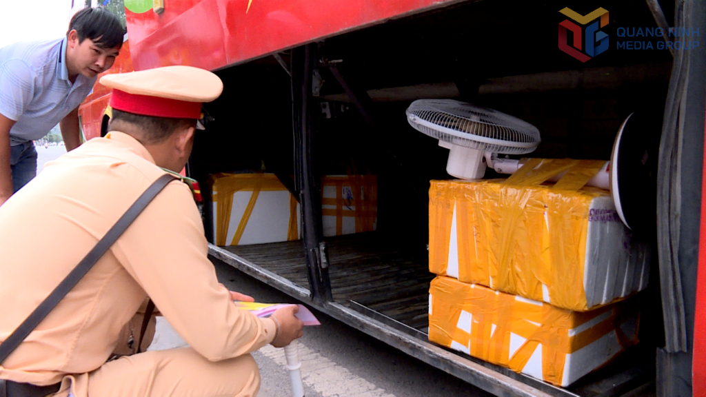 Cùng với đảm bảo TTATGT, lực lượng CSGT tiếp tục xử lý những phương tiện vận chuyển hàng hóa trái phép, không rõ nguồn gốc xuất xứ.