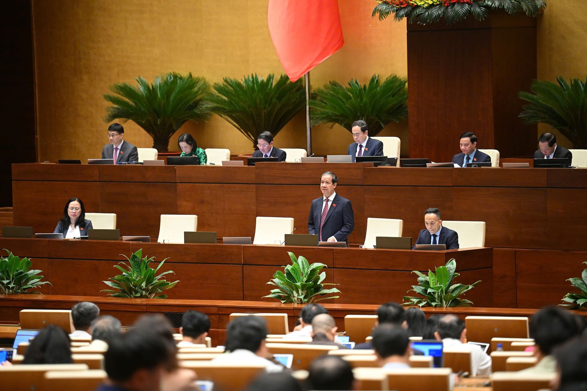 Đại biểu Quốc hội chất vấn Bộ trưởng Nguyễn Kim Sơn về bạo lực học đường và dạy thêm, học thêm