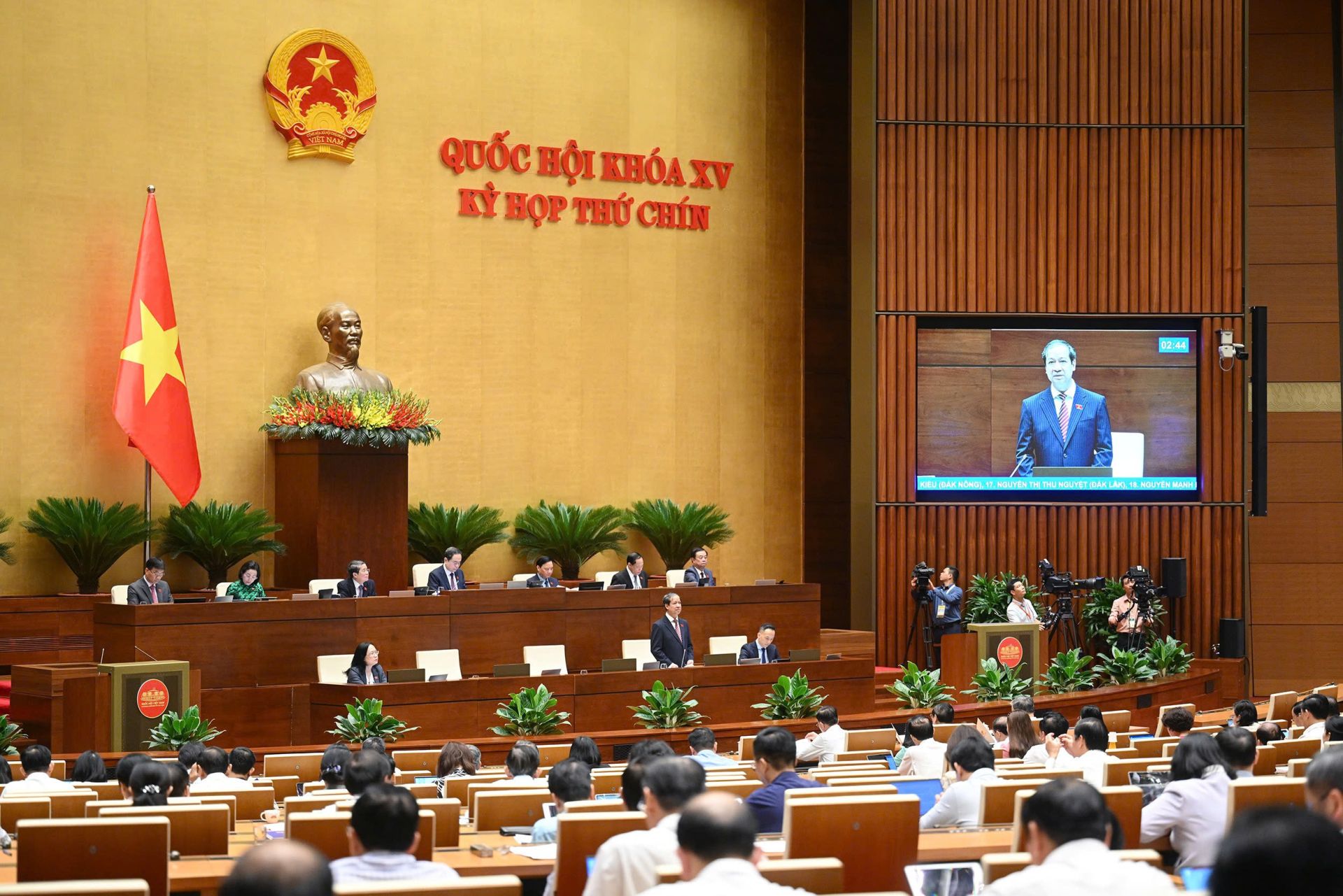 Quang cảnh Phiên chất vấn và trả lời chất vấn