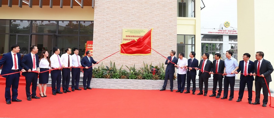 Supe Lâm Thao gắn biển công trình “Trung tâm bán hàng và giới thiệu sản phẩm”