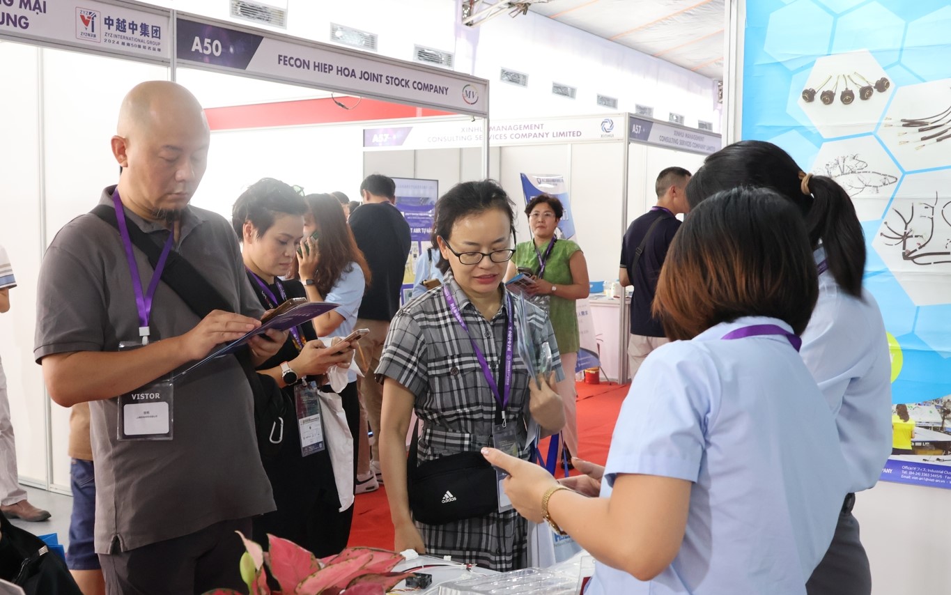 Đông đảo người dân tham quan Triển lãm.