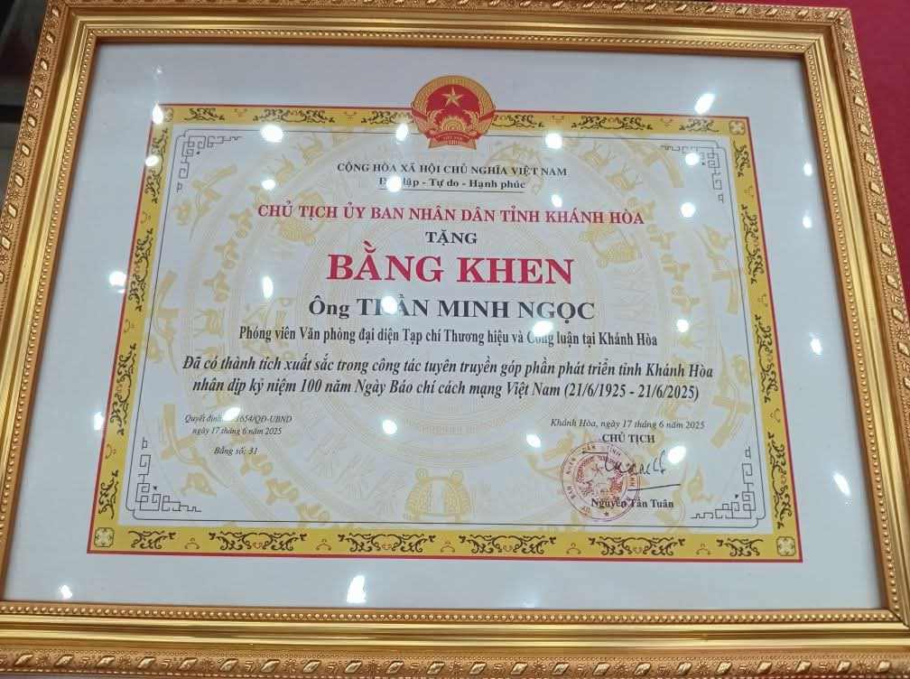 Ông Trần Minh Ngọc - Phóng viên Văn phòng đại diện Tạp chí Thương hiệu và Công luận tại Khánh Hòa được tặng Bằng khen đã có thành tích xuất sắc trong công tác tuyên truyền góp phần phát triển tỉnh Khánh Hòa