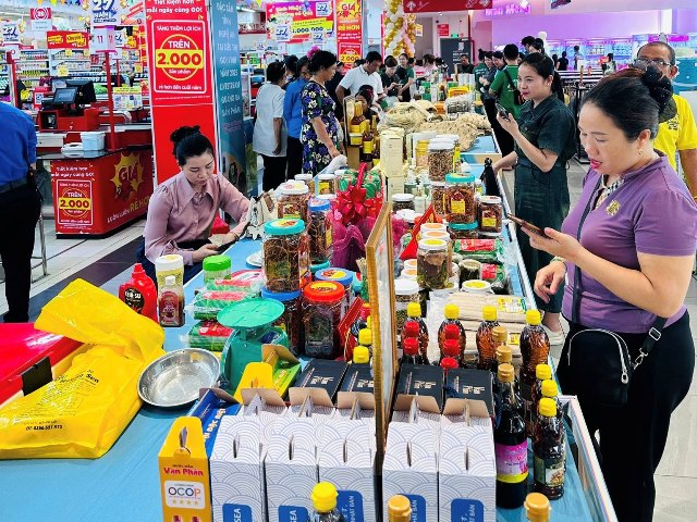 Các sản phẩm OCOP và đặc sản tỉnh Nghệ An tham gia trưng bày, giới thiệu sản phẩm tại thị Go Vinh.