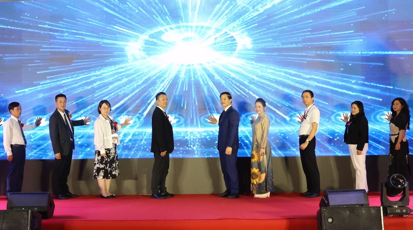 Các đại biểu thực hiện nghi thức khai mạc Triển lãm. Các đại biểu thực hiện nghi thức khai mạc Triển lãm.