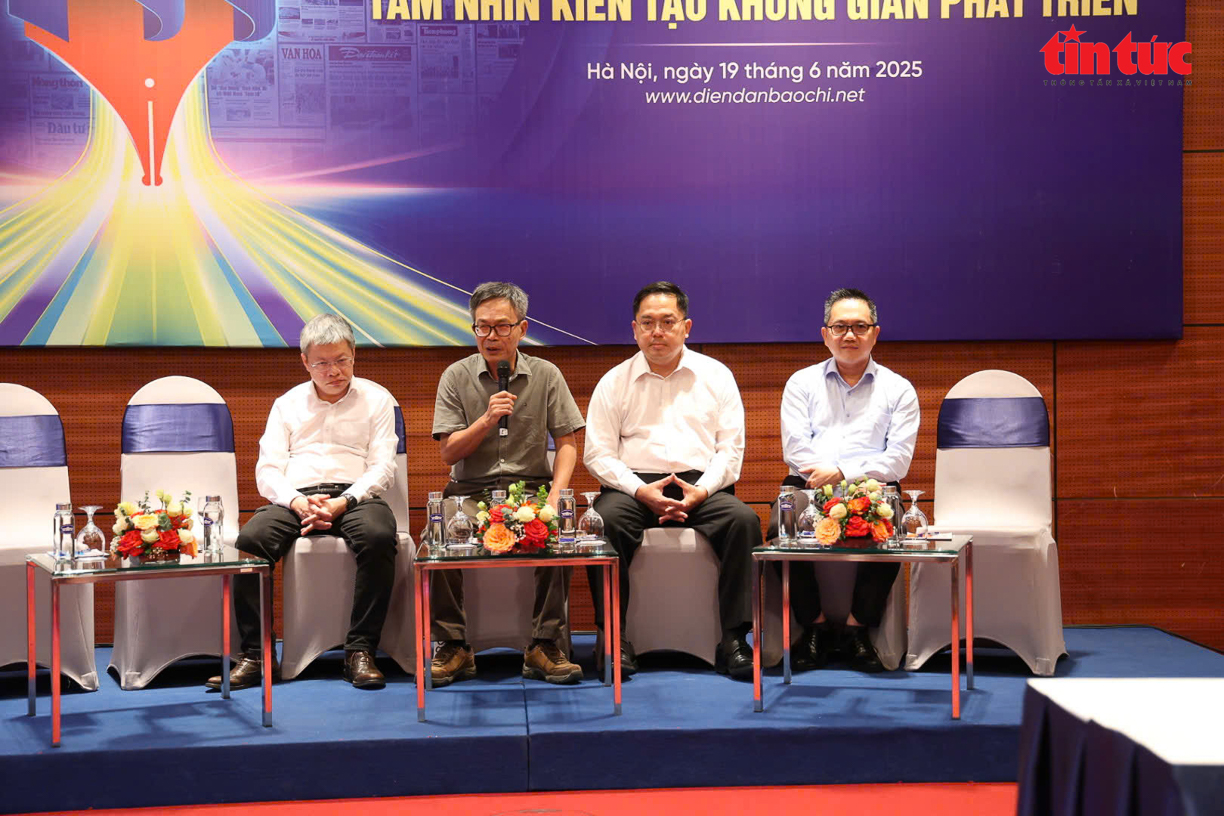 Phiên thảo luận thứ nhất với chủ đề “Báo chí Việt Nam trong kỷ nguyên mới: Tầm nhìn kiến tạo không gian phát triển”. Phiên thảo luận thứ nhất với chủ đề “Báo chí Việt Nam trong kỷ nguyên mới: Tầm nhìn kiến tạo không gian phát triển”.