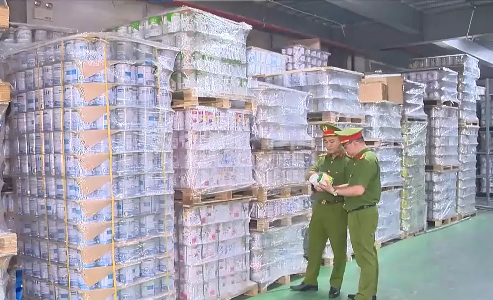 Cơ quan công an kiểm tra kho sữa giả tại Hà Nội. Ảnh sggp.org.vn.