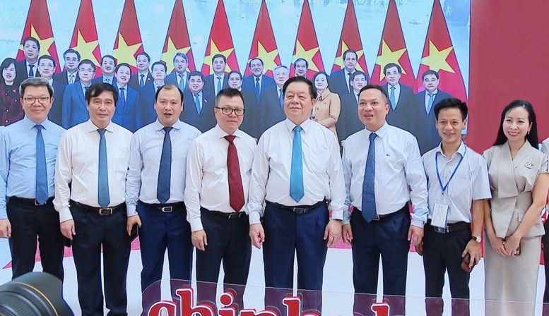 Đồng chí Nguyễn Trọng Nghĩa, Uỷ viên Bộ Chính trị, Bí thư Trung ương Đảng, Trưởng Ban Tuyên giáo và Dân vận Trung ương tham quan gian trưng bày của Cổng Thông tin điện tử Chính phủ (Báo Điện tử Chính phủ) tại Hội báo toàn quốc 2025 - Ảnh: VGP Đồng chí Nguyễn Trọng Nghĩa, Uỷ viên Bộ Chính trị, Bí thư Trung ương Đảng, Trưởng Ban Tuyên giáo và Dân vận Trung ương tham quan gian trưng bày của Cổng Thông tin điện tử Chính phủ (Báo Điện tử Chính phủ) tại Hội báo toàn quốc 2025 - Ảnh: VGP