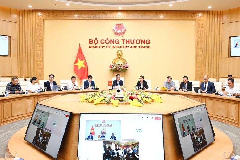 Bộ trưởng Bộ Công Thương Nguyễn Hồng Diên đàm phán cùng lúc với Bộ trưởng Bộ Thương mại Hoa Kỳ Howard Lutnick và Trưởng Đại diện thương mại Hoa Kỳ Jamieson Greer theo hình thức trực tuyến.