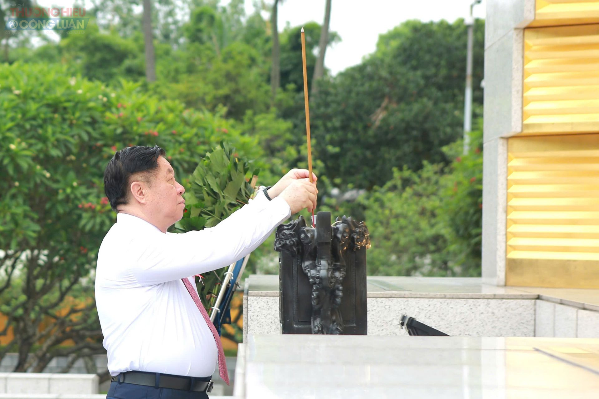 Ủy viên Bộ Chính trị, Bí thư Trung ương Đảng, Trưởng Ban Tuyên giáo và Dân vận Trung ương Nguyễn Trọng Nghĩa và các đại biểu dâng hương tưởng niệm các Anh hùng liệt sĩ.