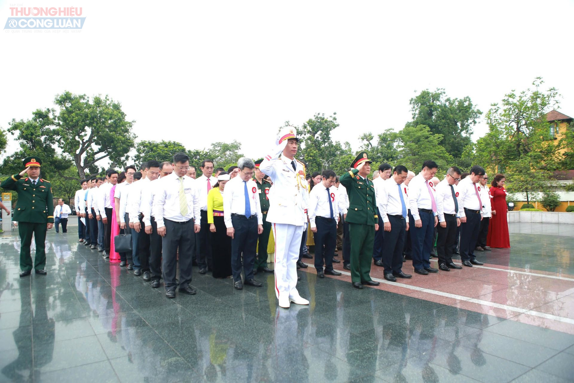 Đoàn đại biểu Người làm báo tiêu biểu dâng hương tưởng niệm Chủ tịch Hồ Chí Minh