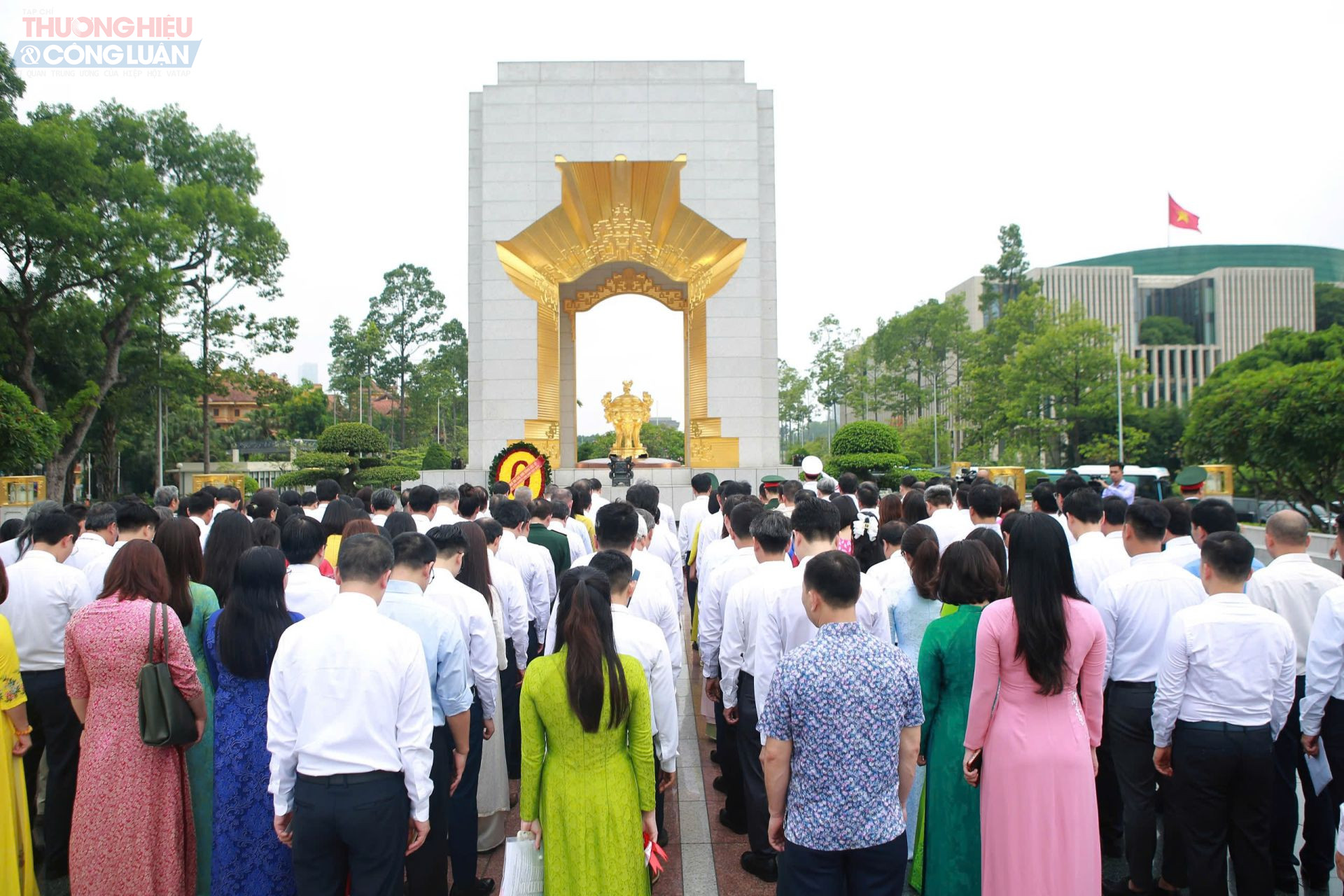 Hình ảnh 150 nhà báo tiêu biểu thực hiện dâng hương tưởng niệm các Anh hùng liệt sĩ tại Đài tưởng niệm Bắc Sơn.