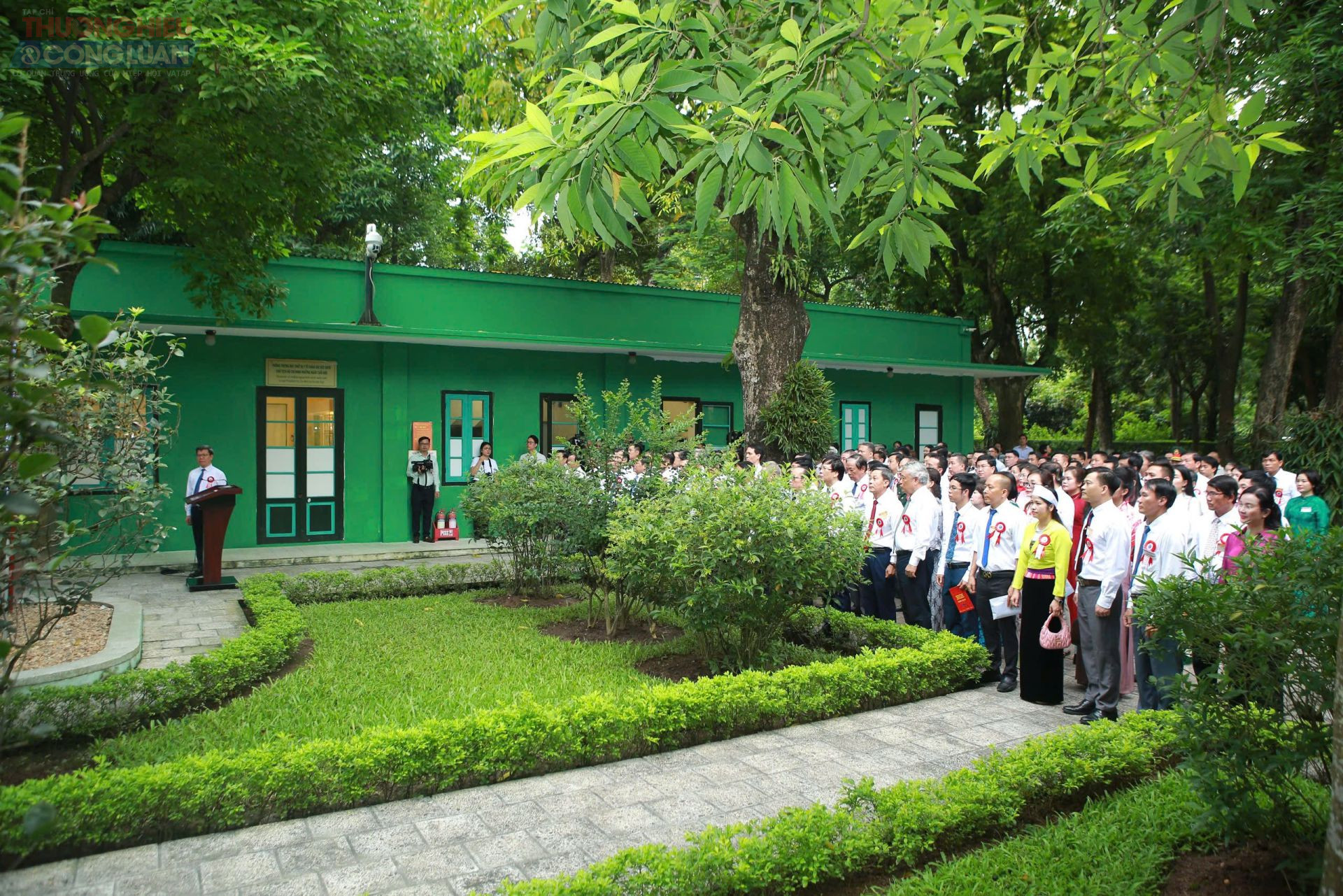 Đoàn đại biểu cùng 150 nhà báo tiêu biểu đi đến Nhà 67 Khu di tích Phủ Chủ tịch.