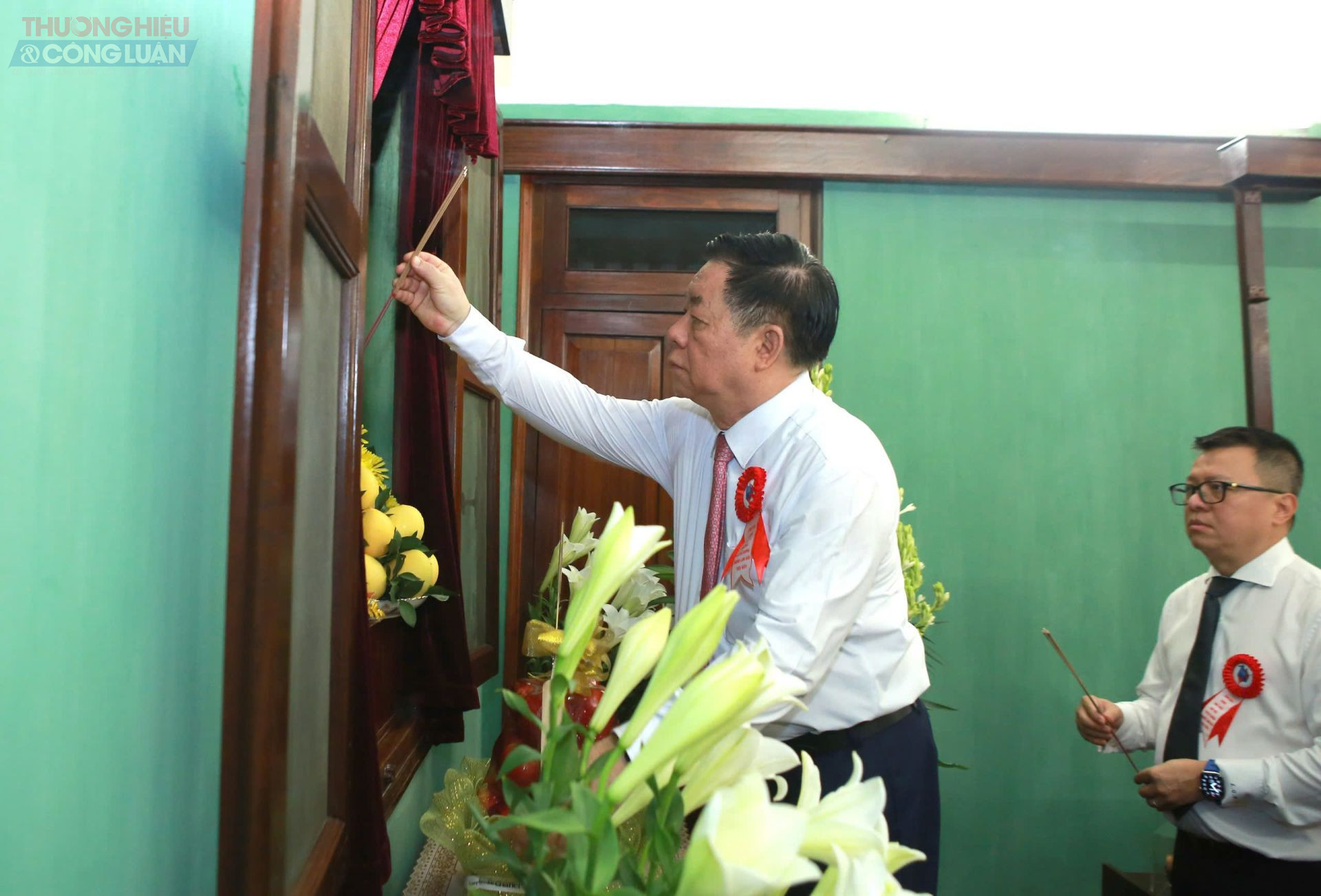 Sau Lễ báo công, đoàn đã vào dâng hương tại Nhà 67 Khu di tích Chủ tịch Hồ Chí Minh.